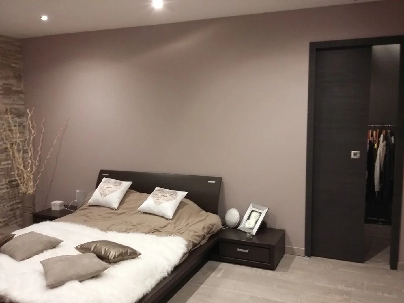Une chambre aux tonalités douces.
